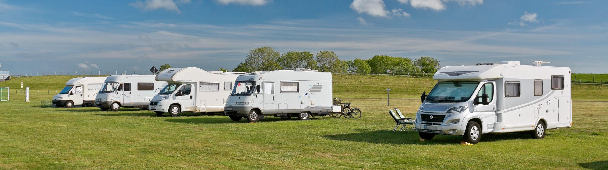 knaus-campingparks-reisemobile-auf-wiese