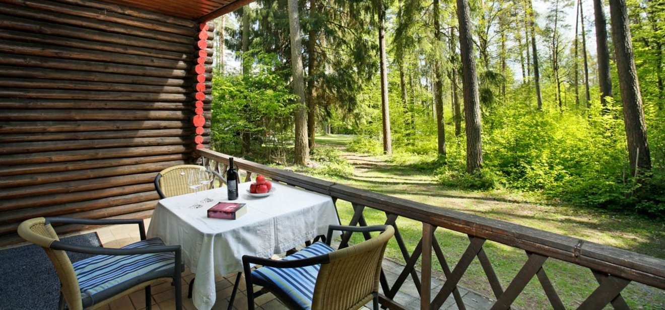 knaus-campingpark-huenfeld-ferienhaeuser-terrasse-01