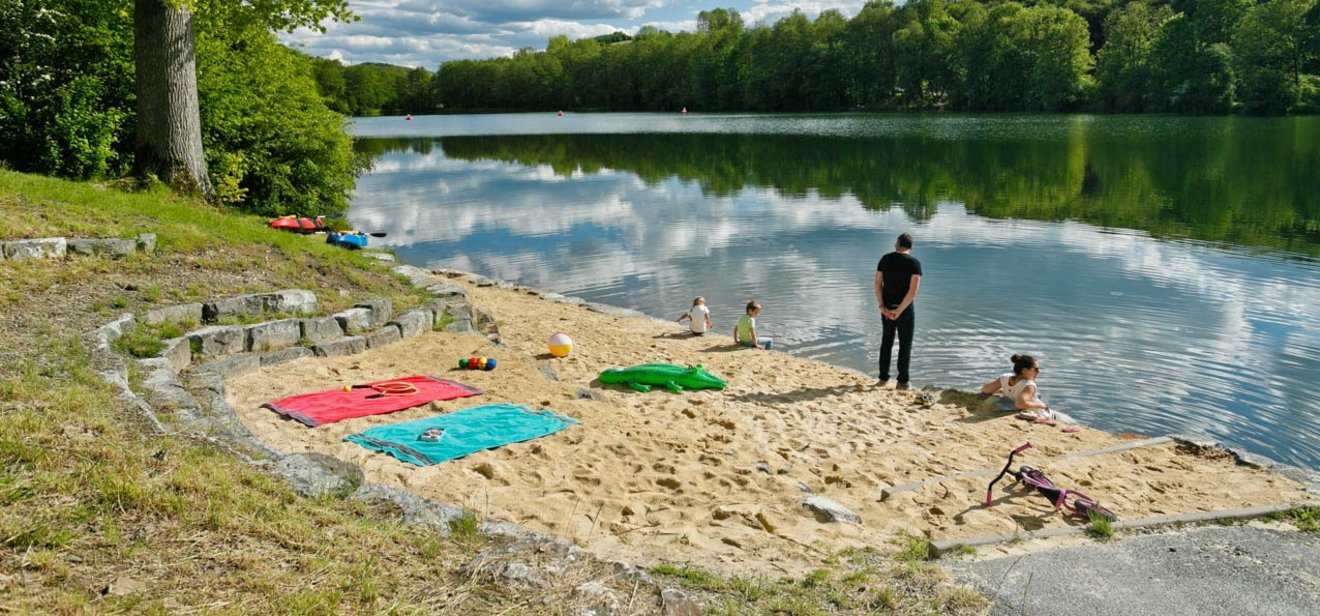 knaus-campingpark-hennesee-liegewiese-sandstrand-01