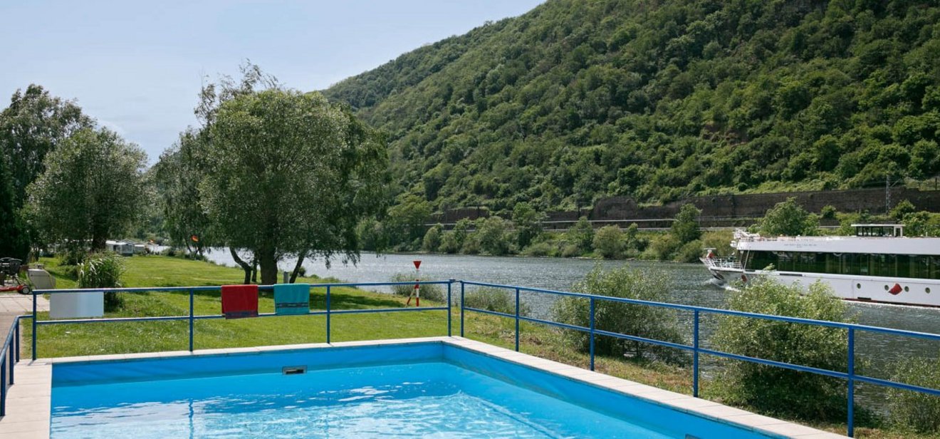 knaus-campingpark-burgen-mosel-eigener-pool-02